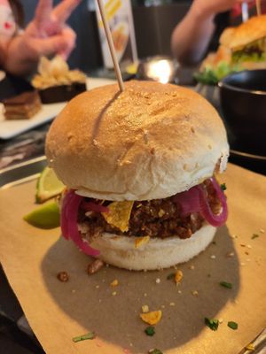 Tabu vegan Burger mit Nachos und veganem Hack at Tabu Siegen in Siegen
