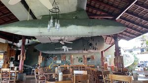 Huge plane with a cocktail bar inside  at El Avion in Manuel Antonio