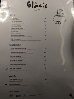 Speisekarte, vegetarische Optionen sind mit einem V markiert, der Rest ist vegan at Glacis No.28  in Dresden