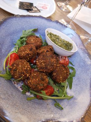 Erwten falafel muntsaus at Mykene in Leuven
