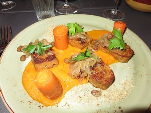 Smoked seitan with carrots and sjalots, 17,5€ at Mykene in Leuven