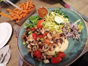 Steak chou fleur, champignons, amandes, frites de patates douces at Mykene in Leuven