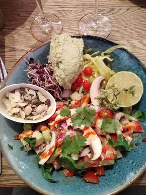 Fromage aux fines herbes, roquette, concombre, vinaigrette au citron vert at Mykene in Leuven