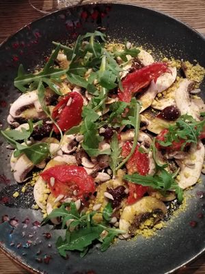 Carpaccio de champignons, fromage de noix de cajou, vinaigrette au merlot at Mykene in Leuven