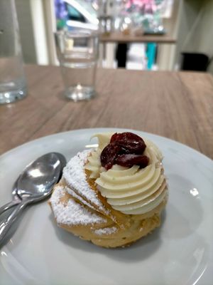 Zeppola di S. Giuseppe 😋 at 'O Grin in Naples