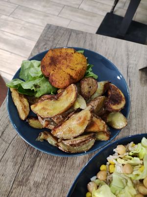 Burger and potatoes at 'O Grin in Naples
