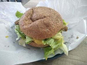 3,70 euros: panino con seitán e hummus di lenticchie&curcuma at 'O Grin in Naples