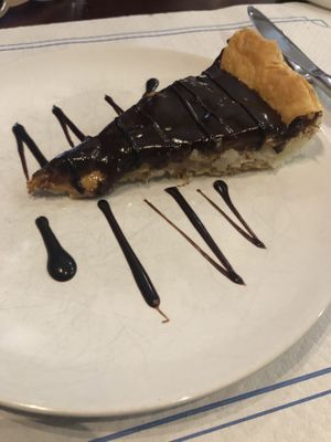 Tarta vegana de hojaldre, crema de cacahuete, plátano y chocolate  at Shangri-La in Ourense