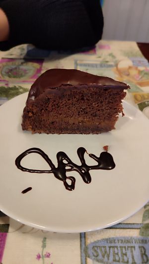 Tarta de albaricoque vegana at Shangri-La in Ourense