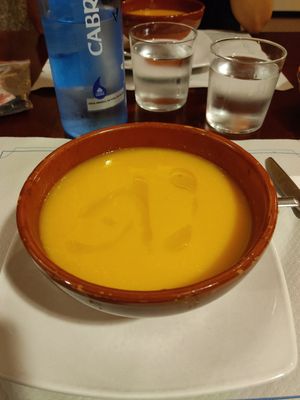 Crema de calabaza y zanahoria at Shangri-La in Ourense