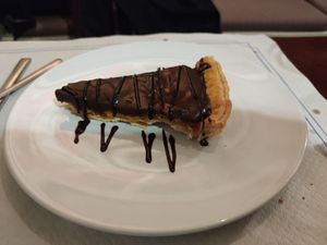 Tarta de hojaldre, plátano, crema de cacahuete y chocolate at Shangri-La in Ourense