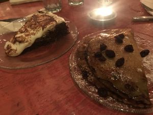 Torta vegana de dulce de leche de soja orgánica y panqueque de dulce de leche de soja organy at Krishna Veggie in Buenos Aires