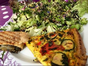 quiche & salad at Veel Good in Darmstadt