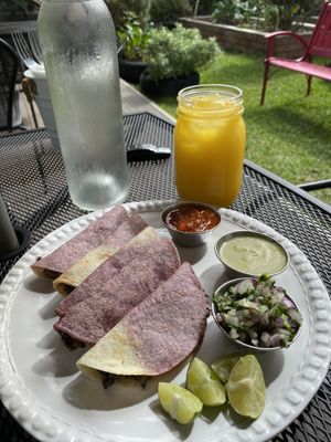 Taquitos de barbacoa de champiñones los domingos! De los tacos más ricos que vas a probar! Siempre pedía órdenes para llevar y si suplió mi gusto por la barbacoa tradicional.  at Casa Macro in Monterrey
