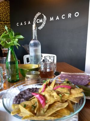El lugar es muy cómodo, buen ambiente, excelente servicio por parte de los meseros. Solo creo que le faltó un poco más de sabor a la comida pero estuvo buena. at Casa Macro in Monterrey