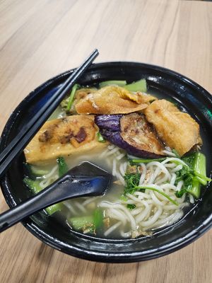 I cannot decide between niang dou fu or la mian. The owner had allow me to have both. 👍 at SHUN CI VEGETARIAN FOOD in Central Singapore