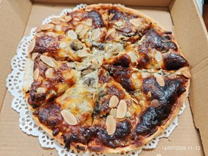 Mushroom with Almond Pizza (i requested for a little more burnt 😁) at SHUN CI VEGETARIAN FOOD in Central Singapore