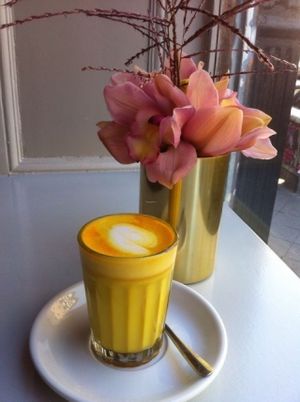 "Golden Latte"
Kurkuma Vegan Latte
Milch Optionen: Hafer, Mandel, Soja at Charlie's Vegan Food & Coffee in Berlin