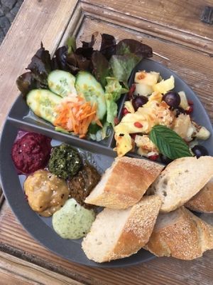 Frühstück Tisch
Hausgemachte Aufstrich, Salat, Fruchte dazu Brot.
Breakfast Platter
Homemade Sauces, Salad and Fruits, served with bread. at Charlie's Vegan Food & Coffee in Berlin