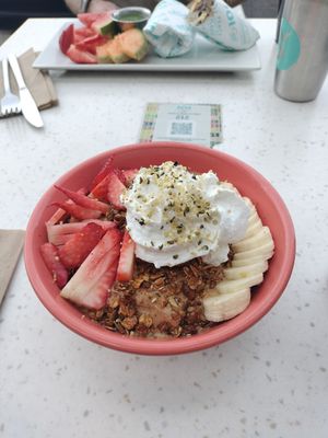 Georgia Peach Bowl at JOi Café in Westlake Village