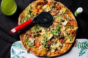 Ruccola - smoked tofu vegan pizza  at Rawmazing in Bucharest