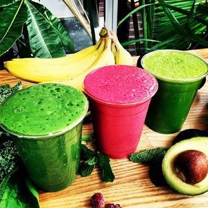 Smoothies - Smoothies - Smoothies ! Oui nous servons des smoothies, verts, roses et de diverses couleurs au Café Nutrimania !
Yes we serve green, pinkish (!) and other color smoothies at Café Nutrimania. Some 15 types of plant-based vegan smoothie at Cafe Nutrimania in Montreal