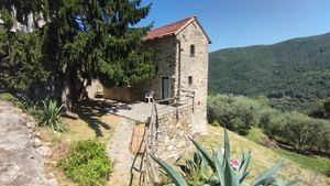 Torretta indipendente su tre piani con giardino circostante e l' ombra del Pino Imperiale. at La Torretta di Segno - Casa Vacanze in Liguria