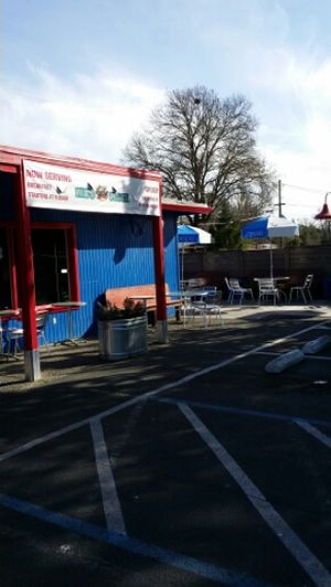 Ike's casual outdoor seating at Ike's in Santa Rosa