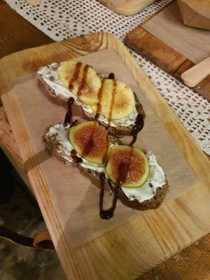 Cheese and figs at Micro in Cisternino