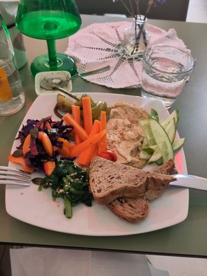 Bread, hummus and raw veggie at Micro in Cisternino