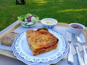 Plateau repas Lasagnes, soupe et mousse au chocolat vegan at Ecolieu La Rub - Hôtel La Rubanerie in La Broque
