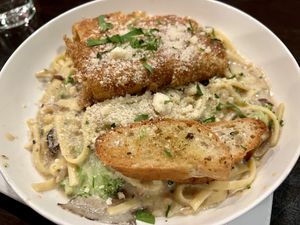 Chick-un Fettuccine Alfredo w/mishrooms  at Viva in Tacoma