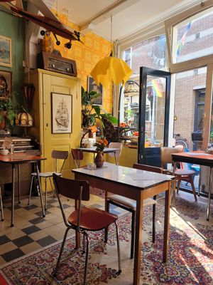Einer von 2 Räumen innen, bunt, einladend, Retro Style und jeder Tisch, sowie alle Stühle sind unterschiedlich at Soepp in Alkmaar
