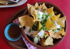 Nachos mit Chili sin Carne, diversem Gemüse, Guacamole und verschiedenen Saucen (auf der Tageskarte) at Soepp in Alkmaar