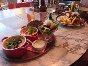 Zelf had ik twee verschillende soepen, me moeder had vegan kebab. Het was erg lekker en het personeel was vriendelijk. at Soepp in Alkmaar