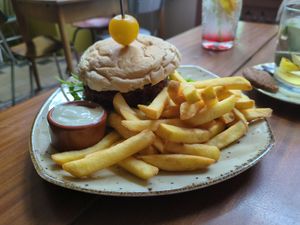 Burger (biet) and fries at Soepp in Alkmaar