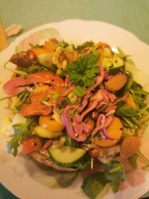 Desem brood met hummus en groenten at Soepp in Alkmaar