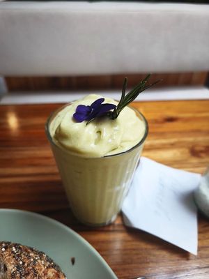 Avocado vanilla smoothie at Bahji 93 in Bogota