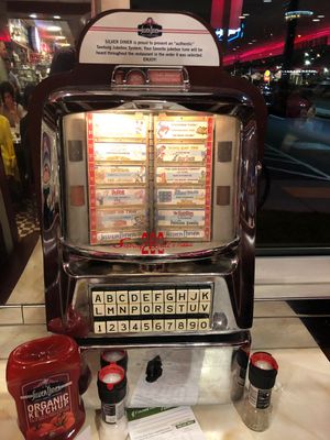 Jukebox at table  at Silver Diner in Rockville
