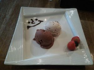 Vanilla and chocolate ice cream at 6889cafe in Tokyo
