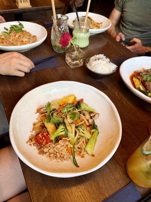 Mitte Udon Wok, links Pad Thai, rechts Basil Wol  at An Restaurant in Karlsruhe