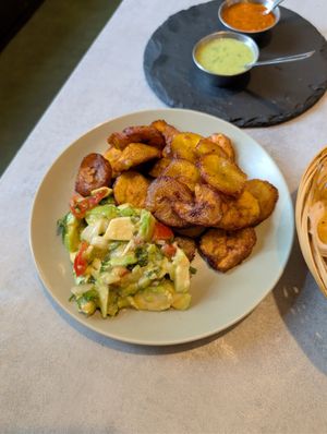 Frittierte Kochbananen mit Guacamole at Aguacate Latin Food - Mohsgasse in Vienna