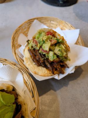 Vegan Beef Arepa mit Kochbananenschale und Guacamole at Aguacate Latin Food - Mohsgasse in Vienna