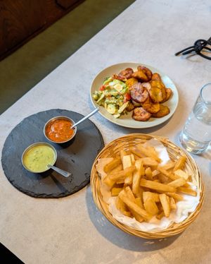 Yuca, frittierte Kochbananen und vegane Saucen at Aguacate Latin Food - Mohsgasse in Vienna