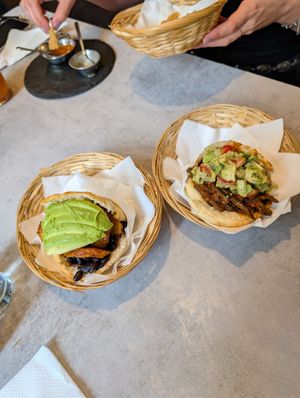 Links Arepa Vegana - rechts Arepa Vegan Beef at Aguacate Latin Food - Mohsgasse in Vienna