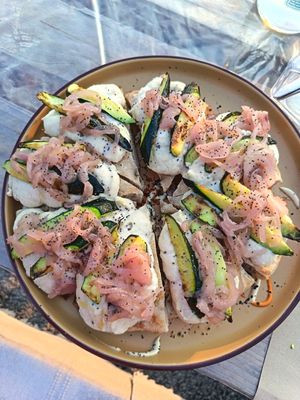 Focaccia con zucchine, crema di cannellini e cipolla caramellata. at Gasía Agricicchetteria in Veneto