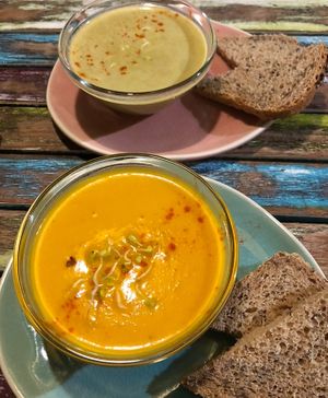 Suppe der Wochenkarte und Kokos-Karotten Suppe  #Veganuary at Barfood in Kaufbeuren