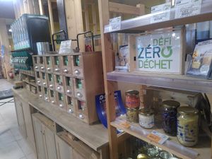 Herbs, freshly ground coffee, reusable jars at Biocoop Bio Comminges in Landorthe