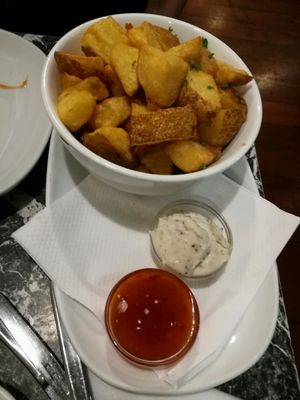 chunky potato chips with vegan mayo at Midnight Espresso in Wellington