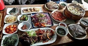 Mandu, Soy chicken and lotus leaf rice at Dajeon Cafe in Busan